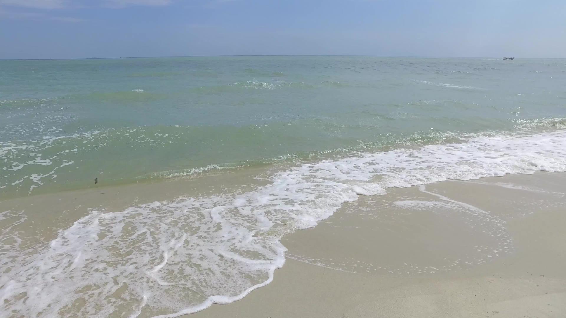 海滩上的波浪视频的预览图