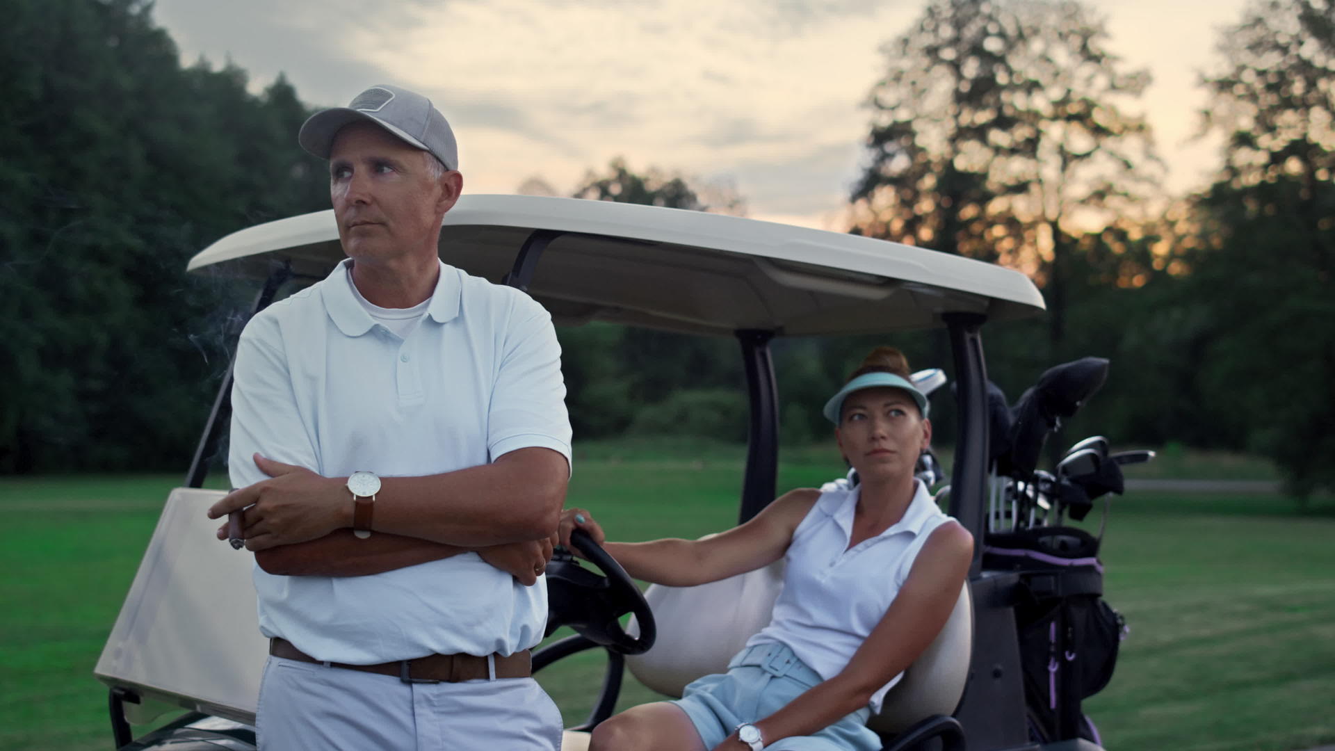 沉思资深高尔夫球手站在高尔夫球车上视频的预览图