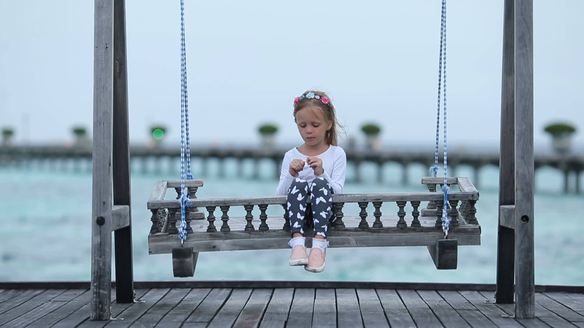 可爱的小女孩在海滩度假期间玩得很开心视频的预览图