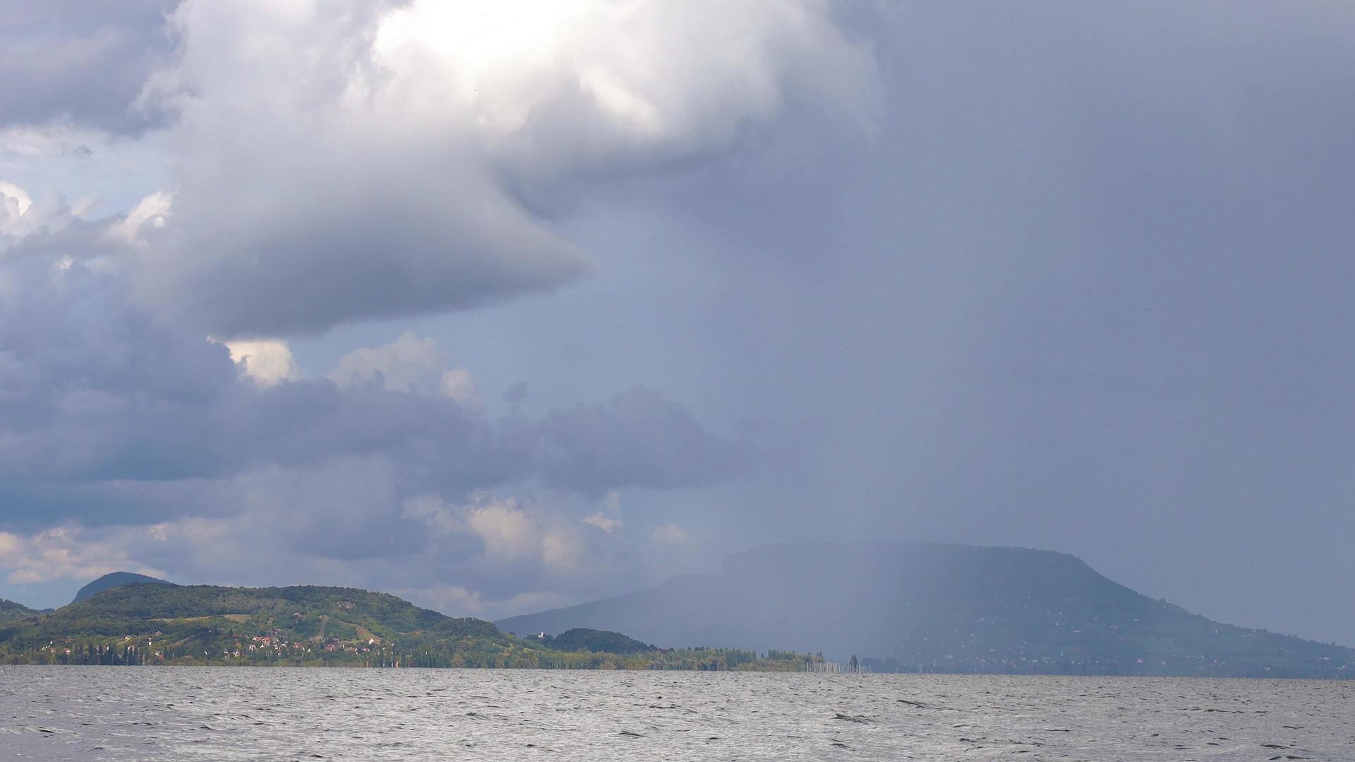 令人印象深刻的风暴在湖边的停宿区飘扬着乌云视频的预览图