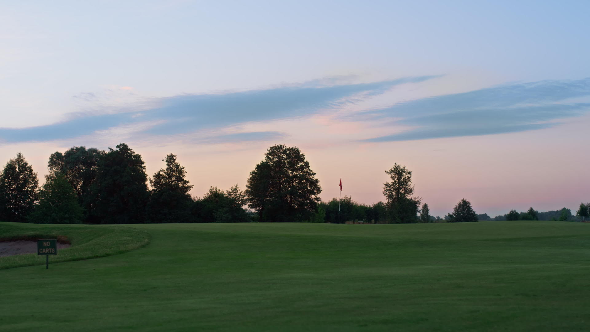 美丽的日落高尔夫球场公园视频的预览图