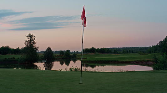 高尔夫球场红旗在高尔夫球洞视频的预览图