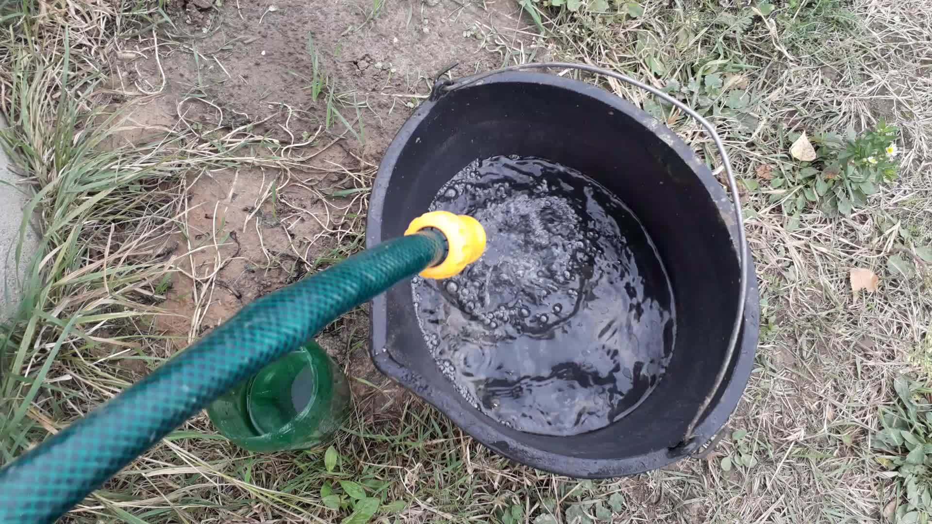 水从水管里倒入桶里视频的预览图