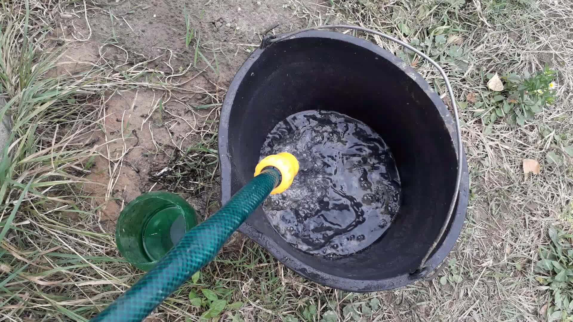 水从水管里倒入桶里视频的预览图