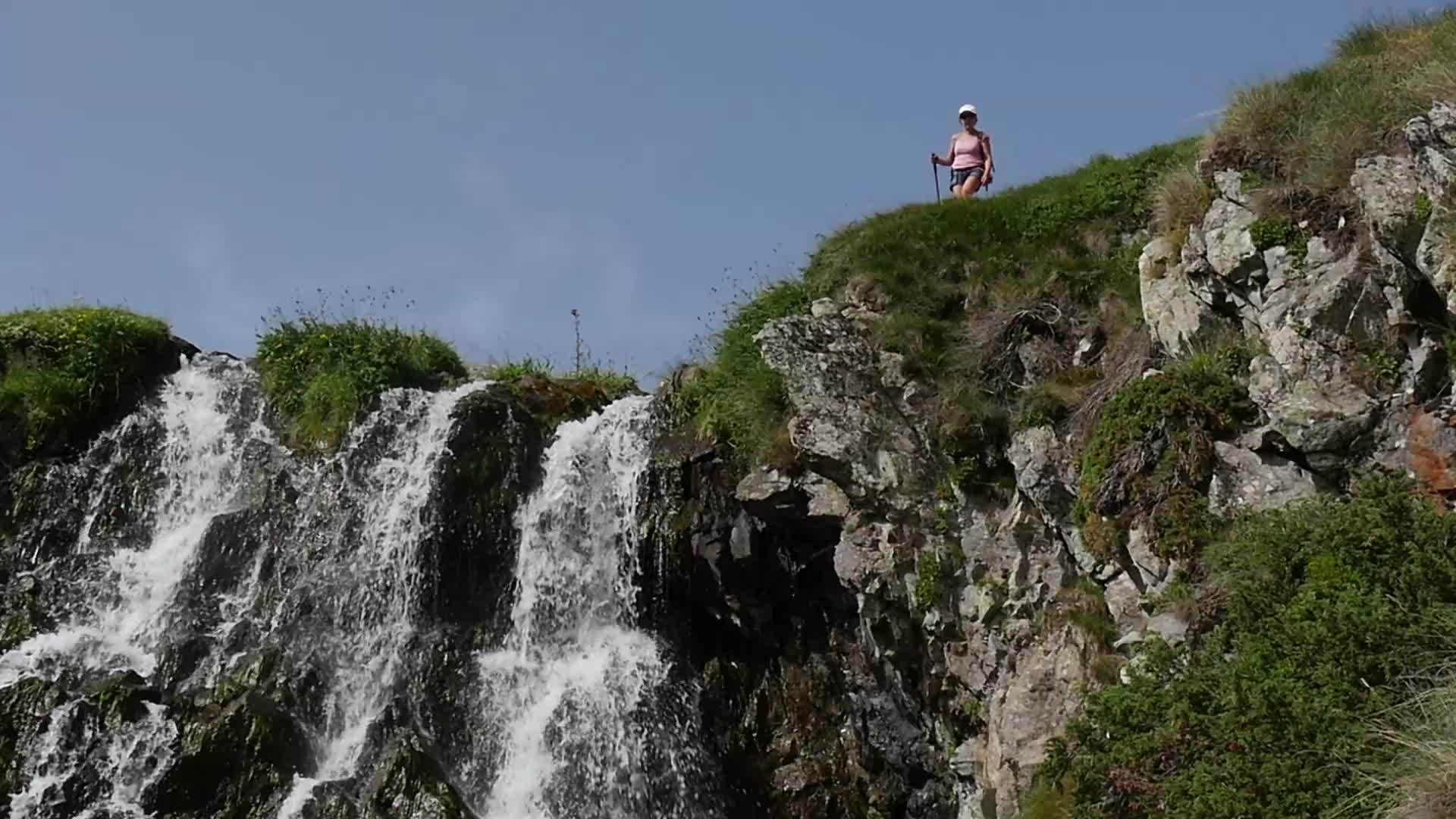 比利牛人中有瀑布的远足妇女视频的预览图