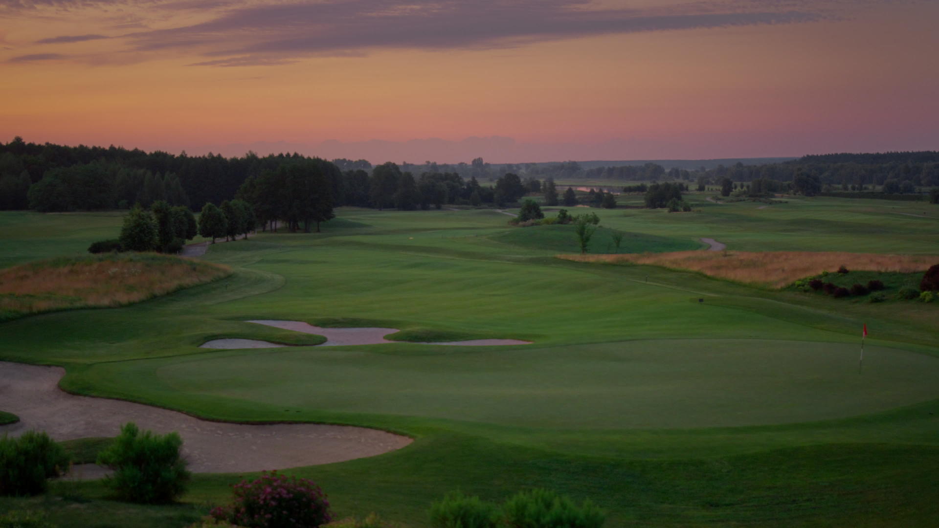 高尔夫公园日落在云天自然景观中视频的预览图