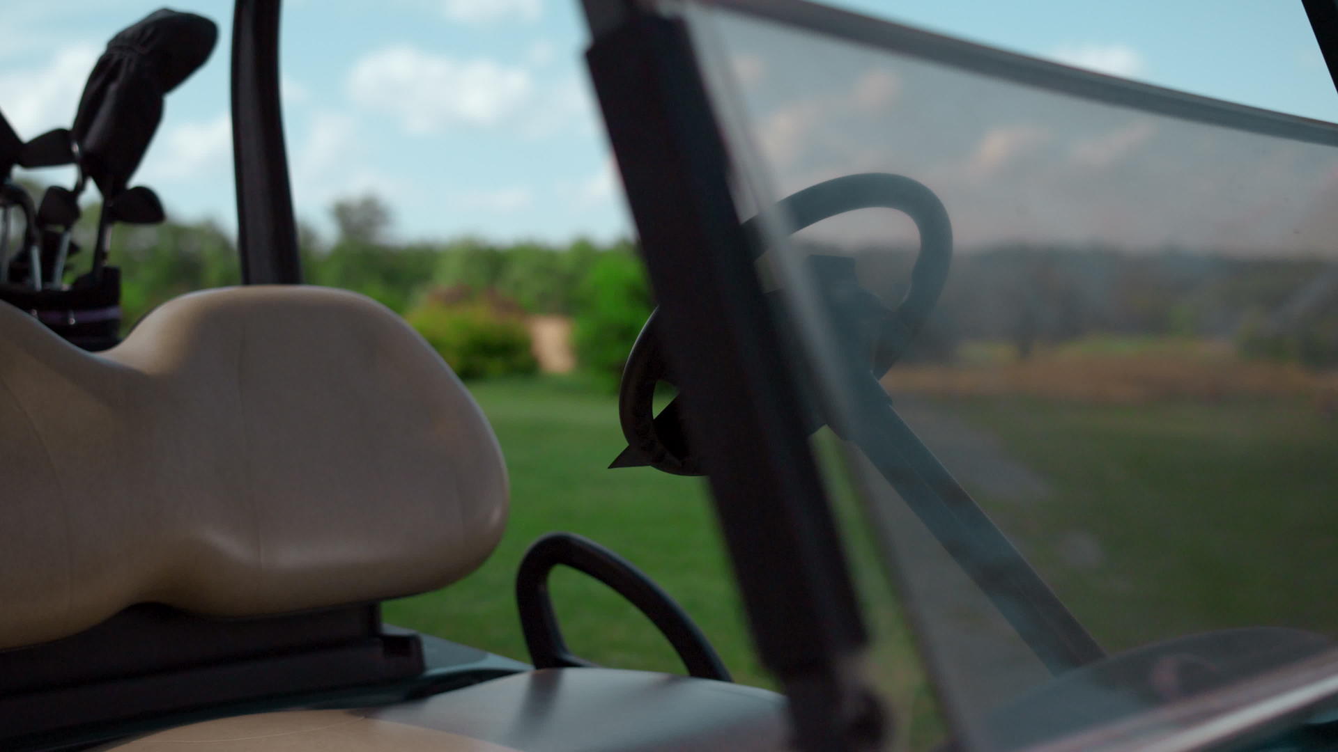 高尔夫球车驾驶座位位于乡村俱乐部草甸视频的预览图