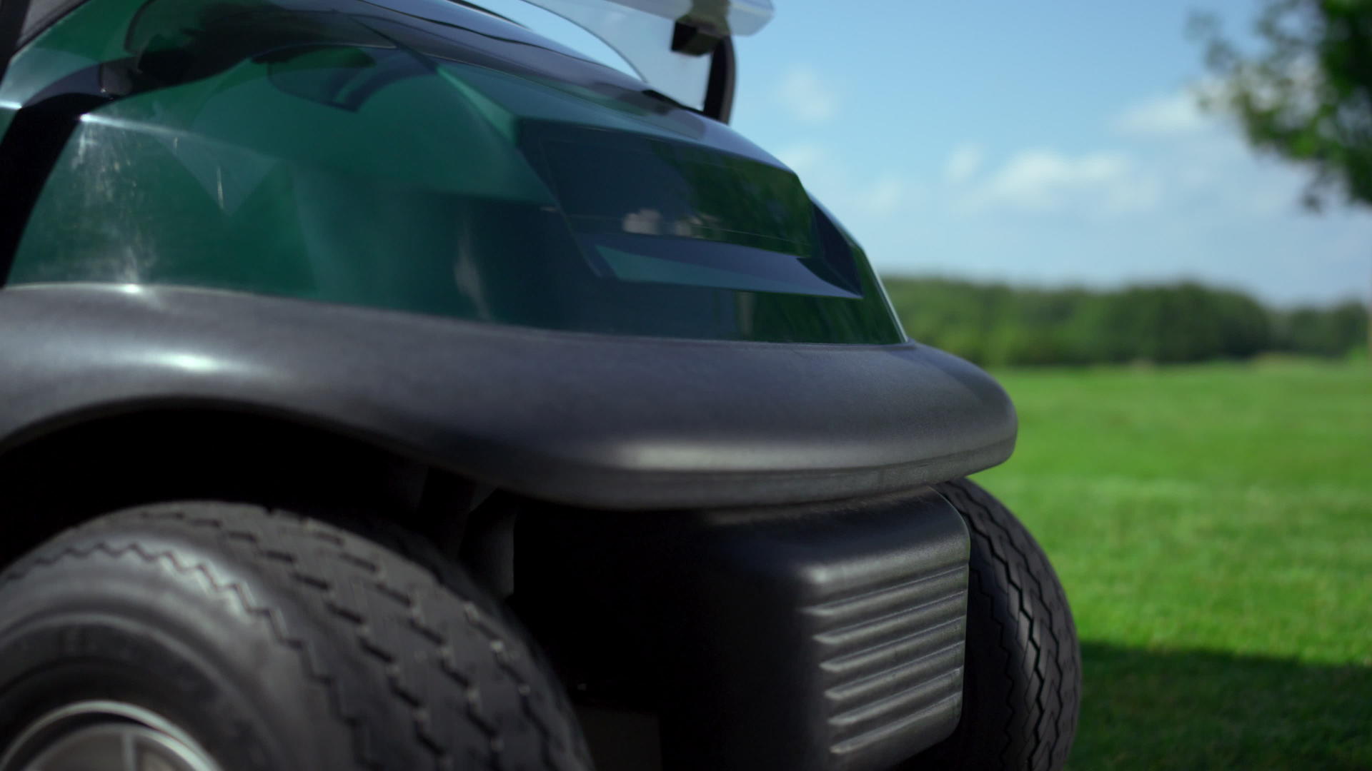 车轮保险杠在绿色高尔夫球场打高尔夫球视频的预览图