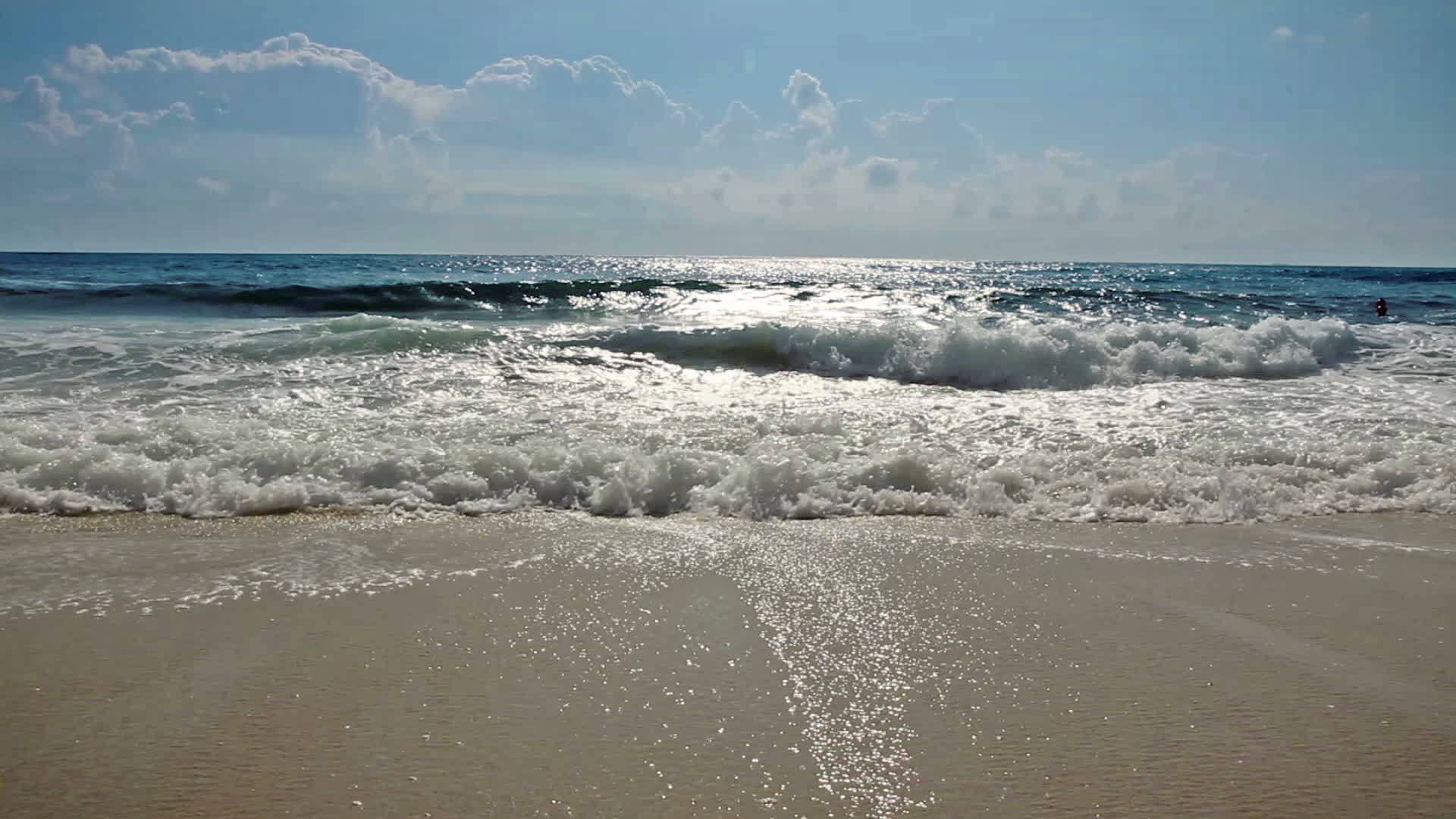 海浪在沙滩阳光下视频的预览图