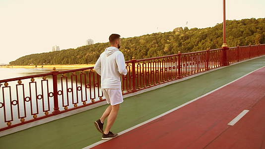 吸引人的慢跑男人早上视频的预览图