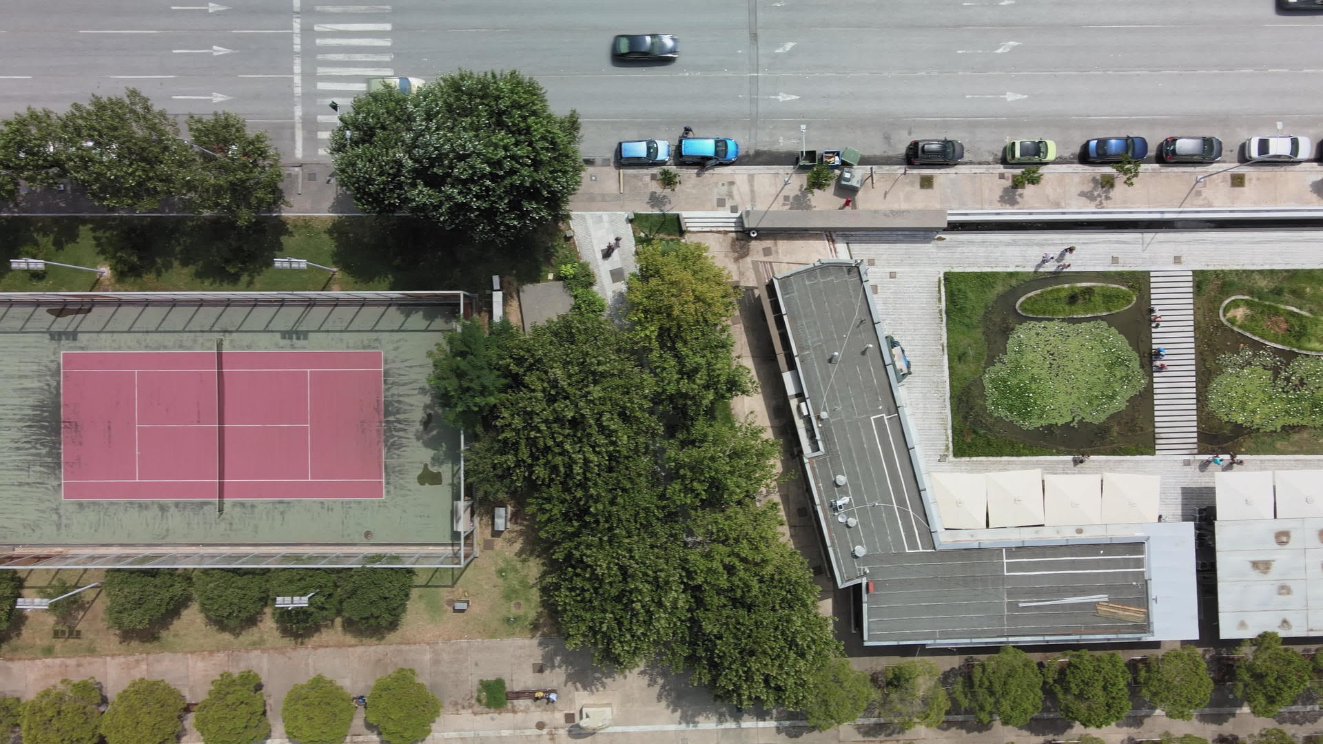 网球场外景的空中无人飞机风景图Tessalooniki视频的预览图