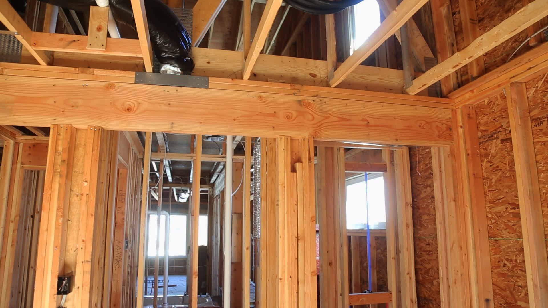 在建造住宅建筑时新的家庭木梁内置了一个新房子视频的预览图