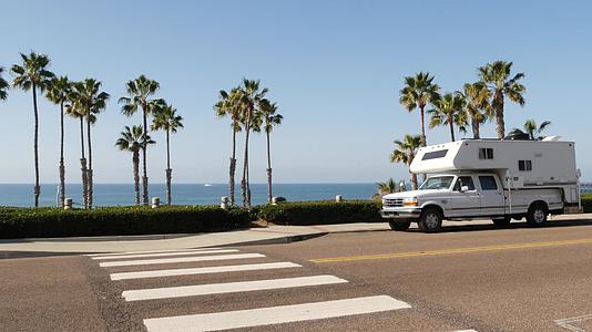 公路旅行海滨卡利福尼亚的拖车或大篷车usa野营车视频的预览图