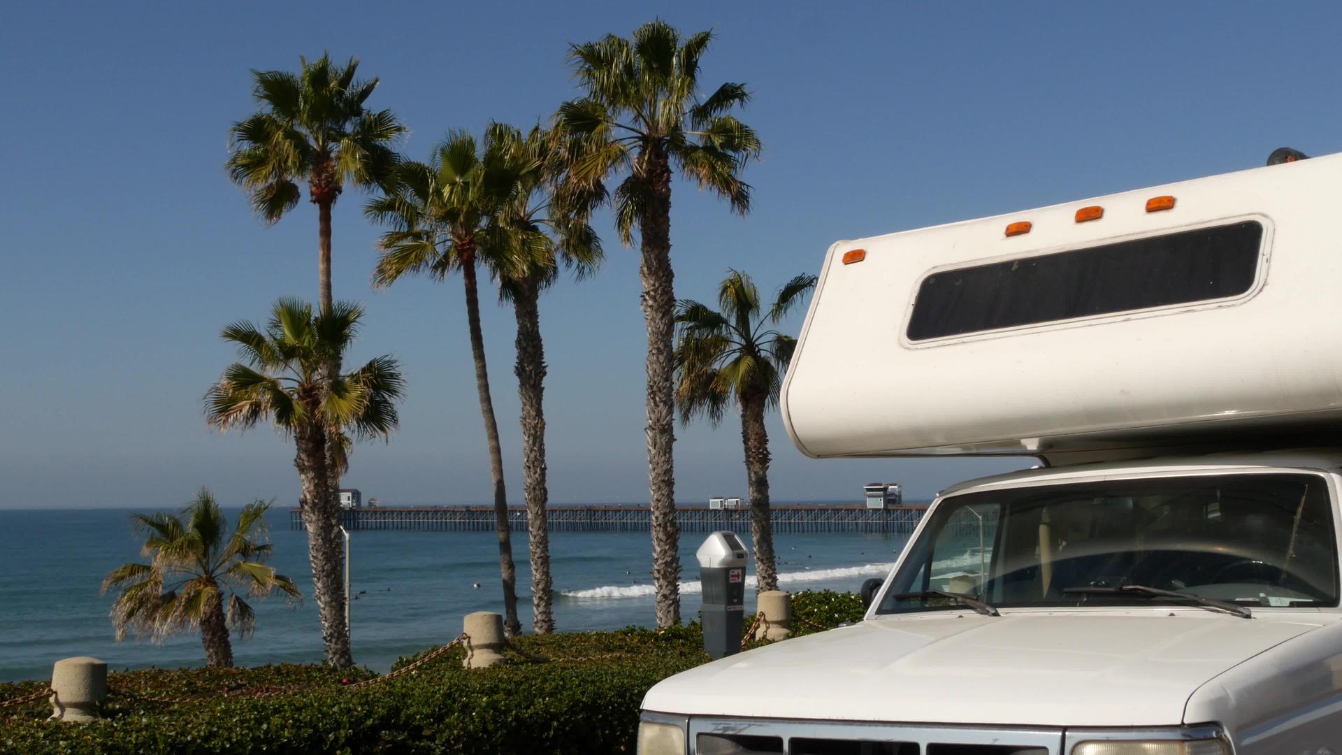 公路旅行海滨卡利福尼亚的拖车或大篷车usa野营车视频的预览图