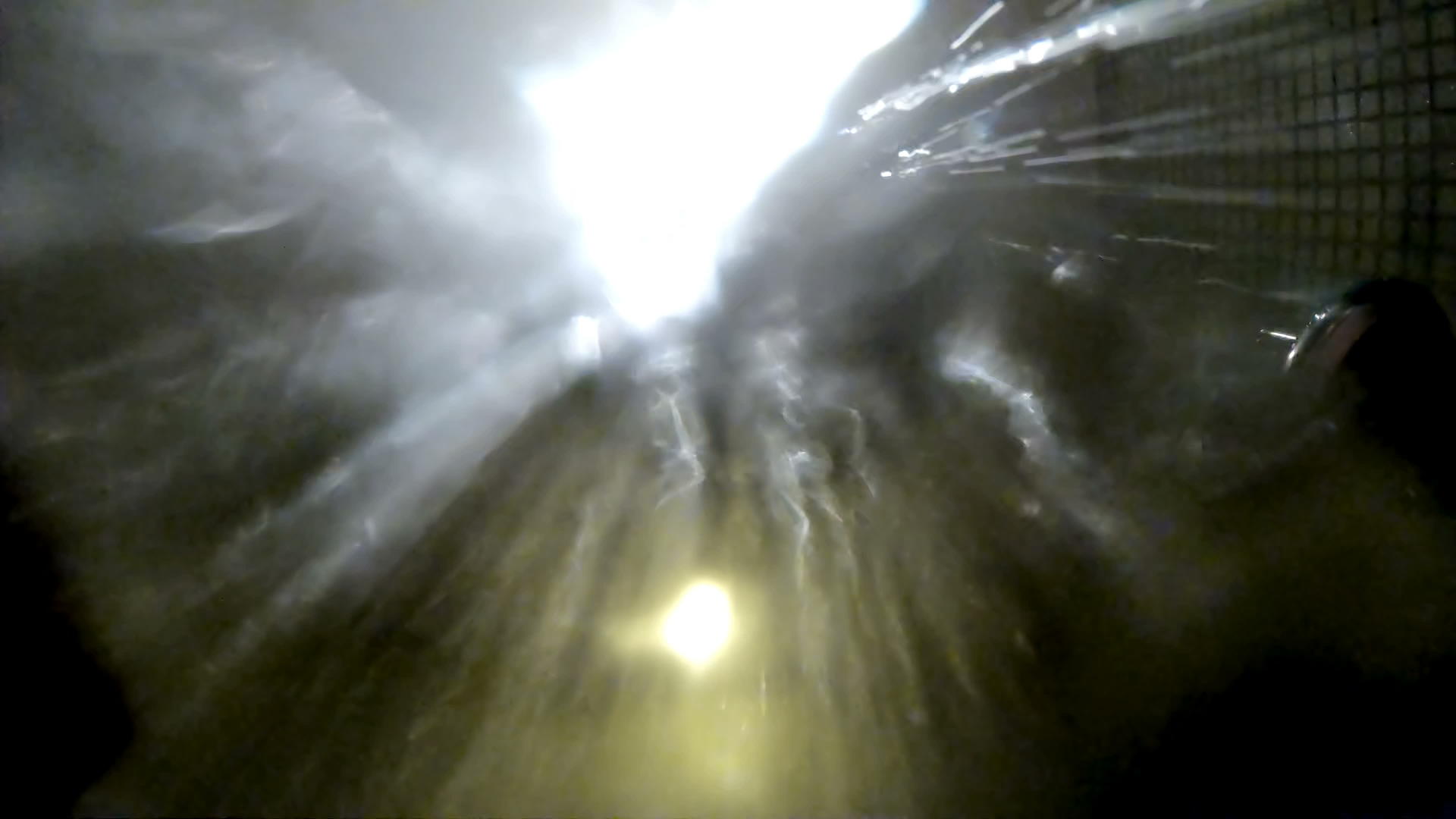 黑暗淋浴室的金属头慢慢地在相机上倒水视频的预览图