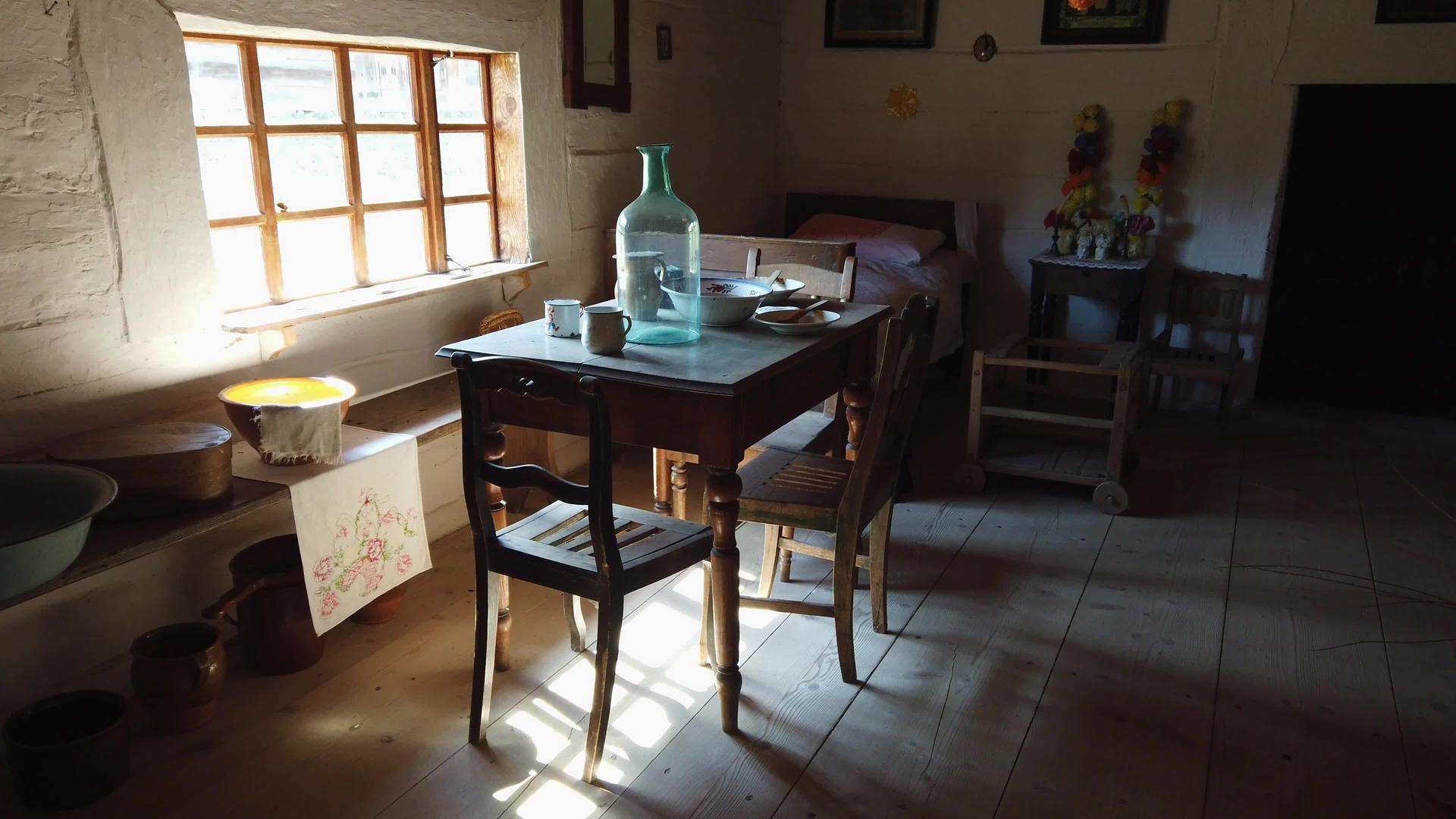 在一个古老的欧洲环礁村的房间里视频的预览图