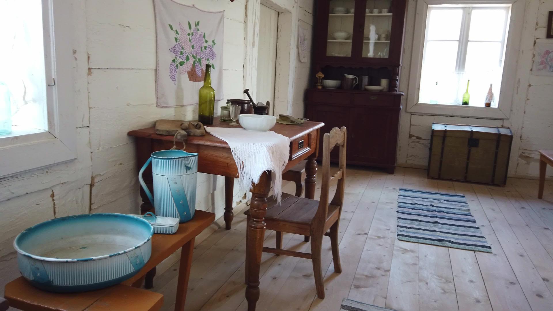 在一个古老的欧洲环礁村的房间里视频的预览图