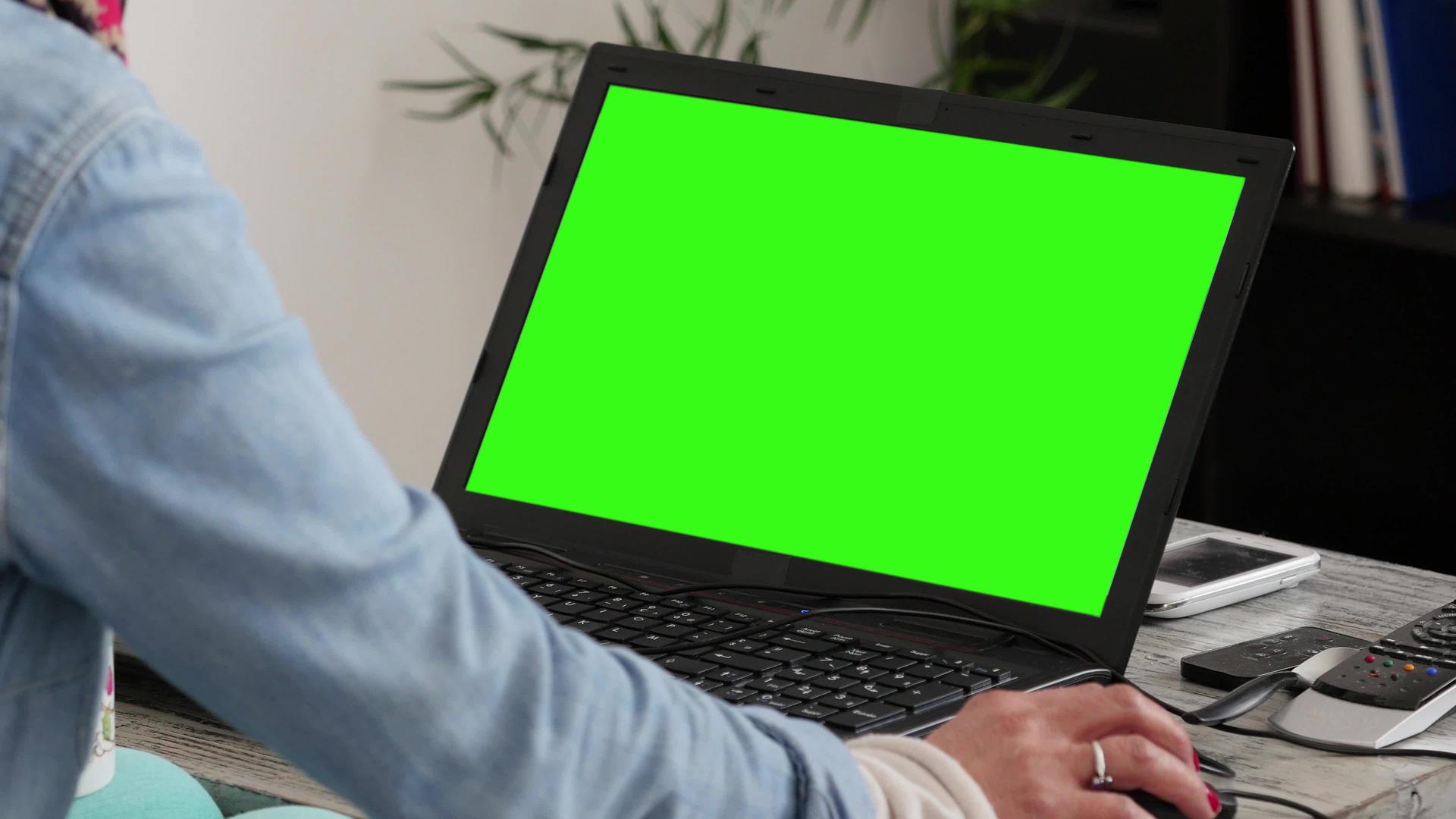 女性使用笔记本电脑视频的预览图