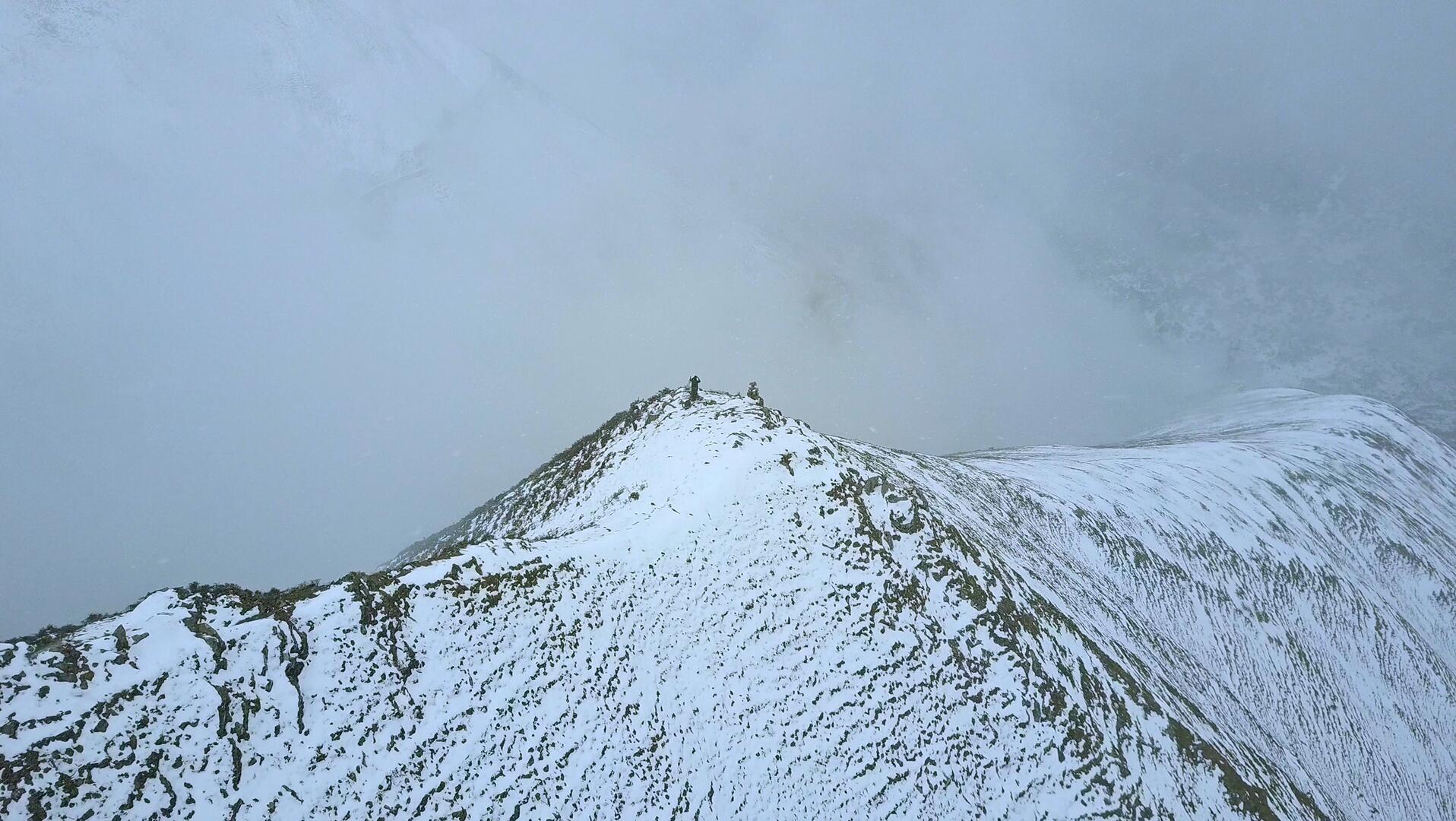 站在雪山顶上的人视频的预览图