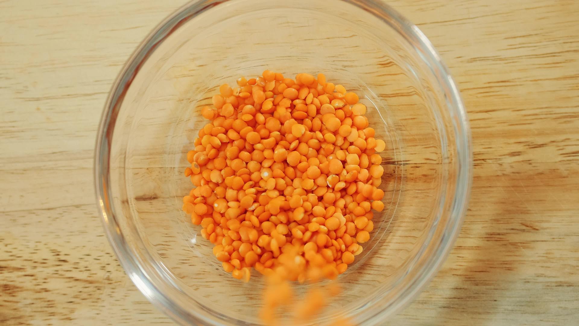 将黄扁豆倒入碗中视频的预览图