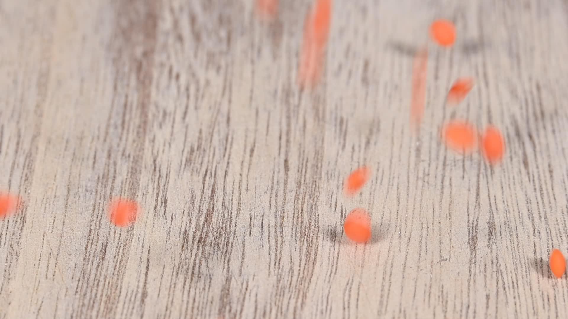 倒在木板上的红扁豆视频的预览图