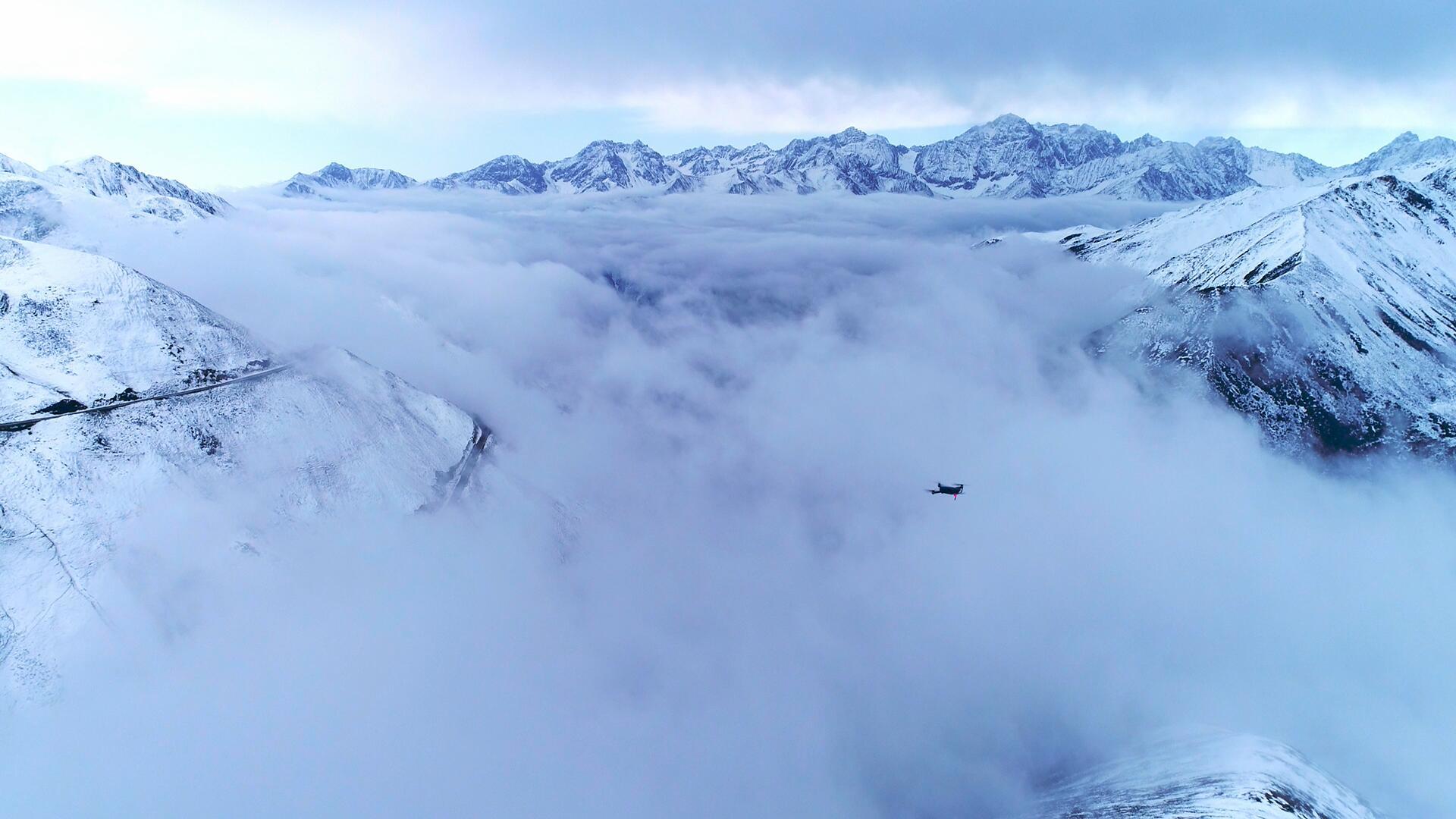 航拍无人机穿越云层拍摄视频的预览图
