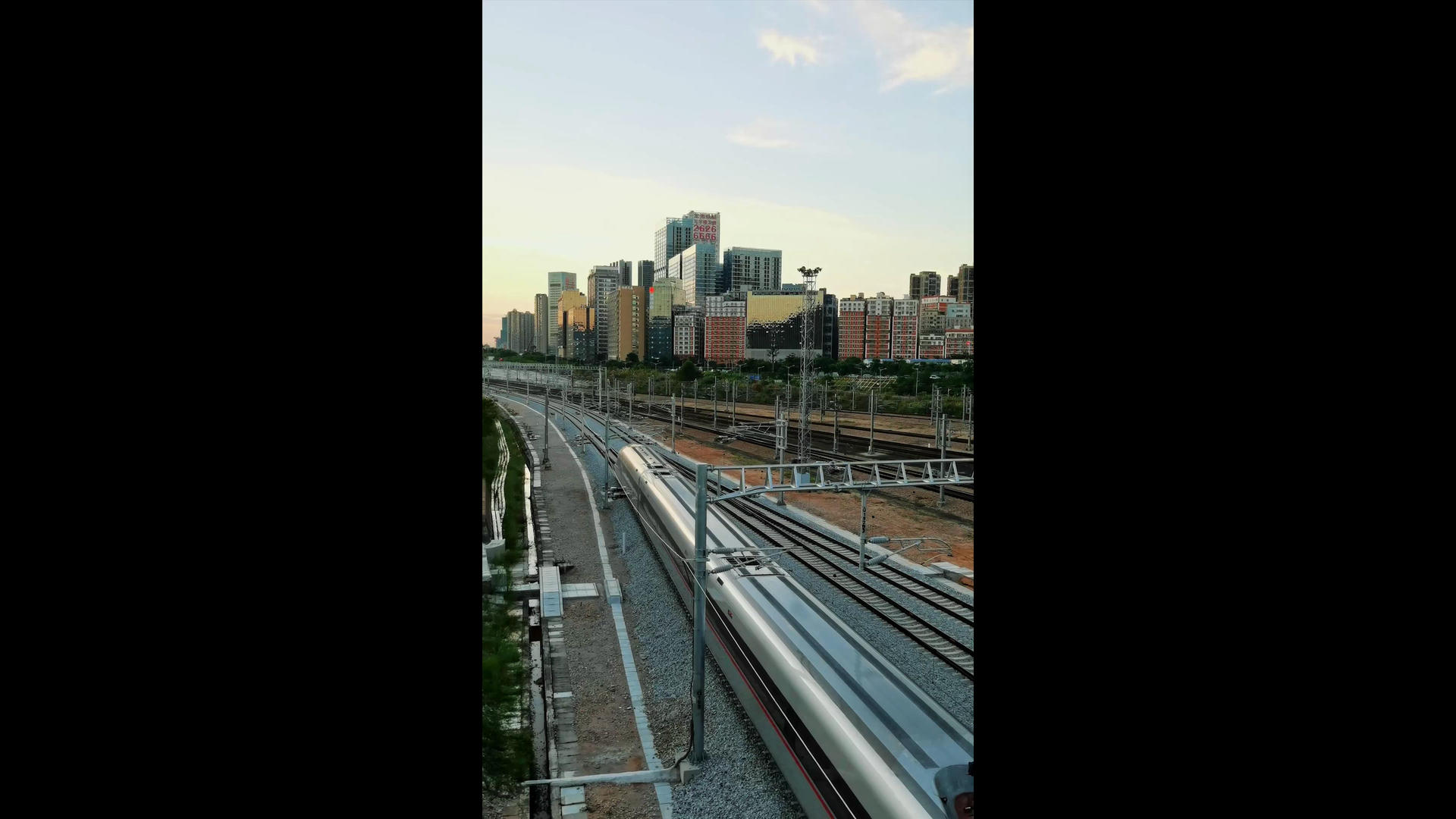 4K城际交通高铁和谐号竖屏视频的预览图