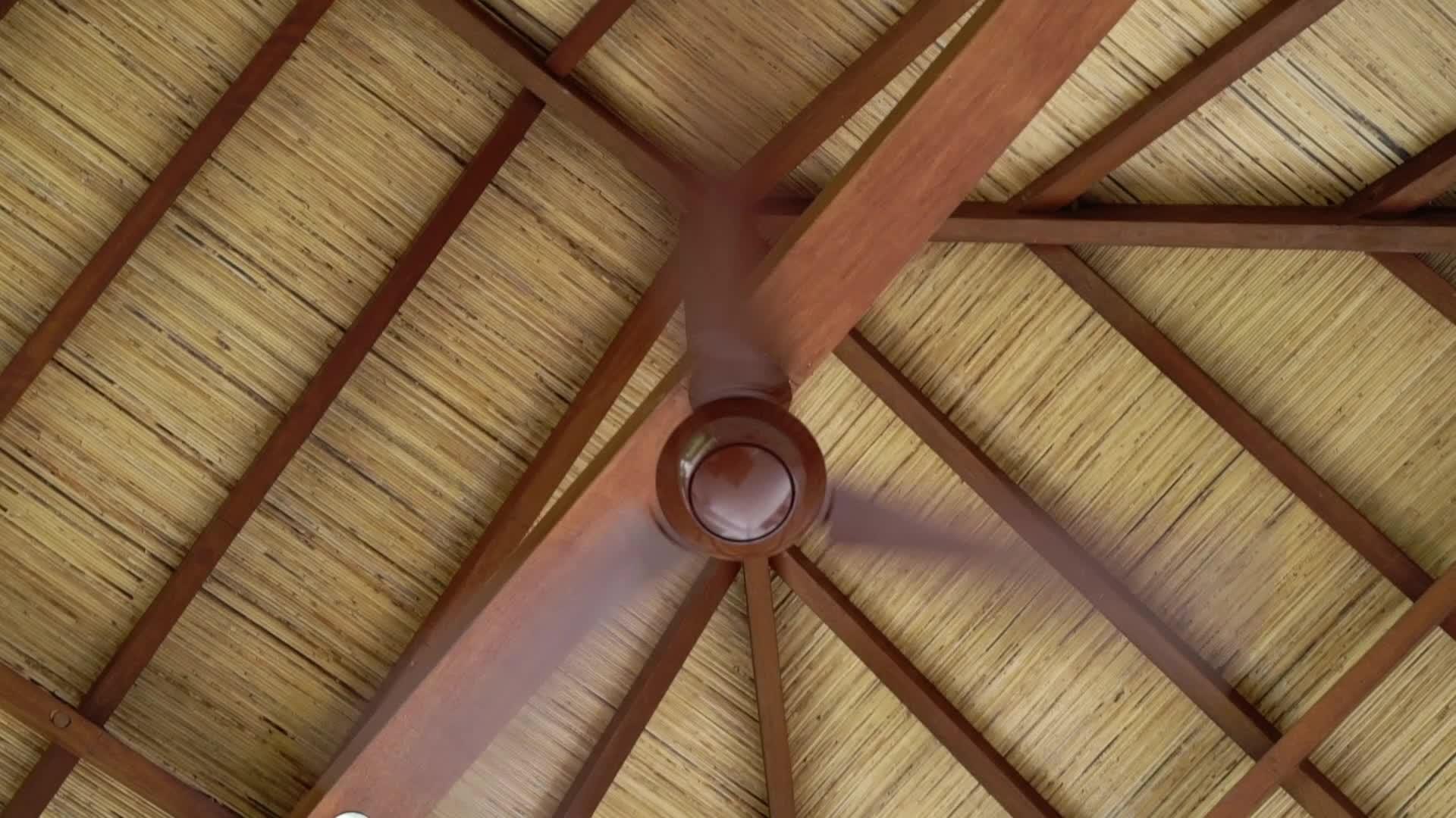 风扇在屋顶上闪烁视频的预览图