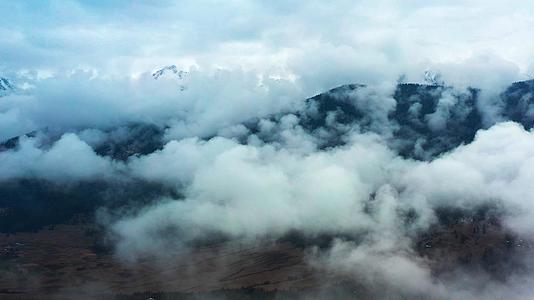 4K航拍云雾山林穿云素材视频的预览图