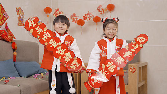 男孩和女孩举起春节对联庆祝活动视频的预览图