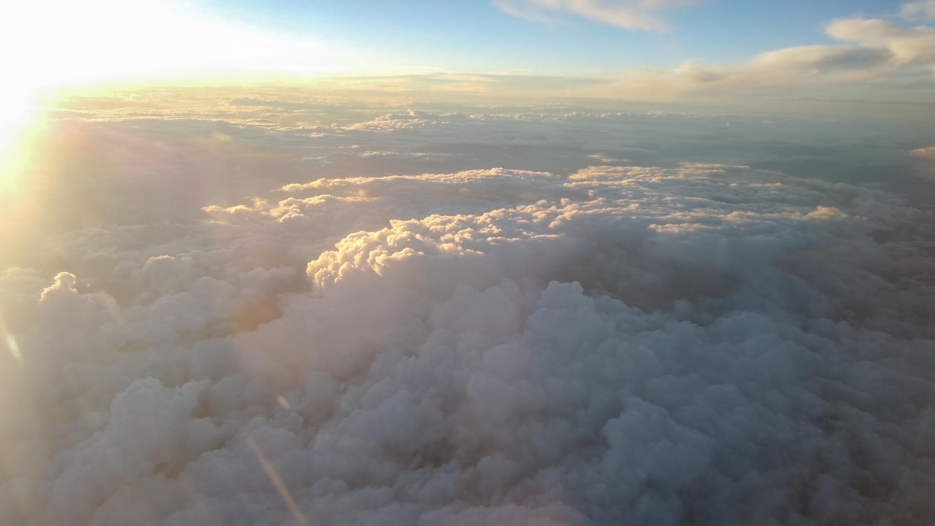 三万英尺高空俯瞰流动的云层日落阳光天空素材视频的预览图