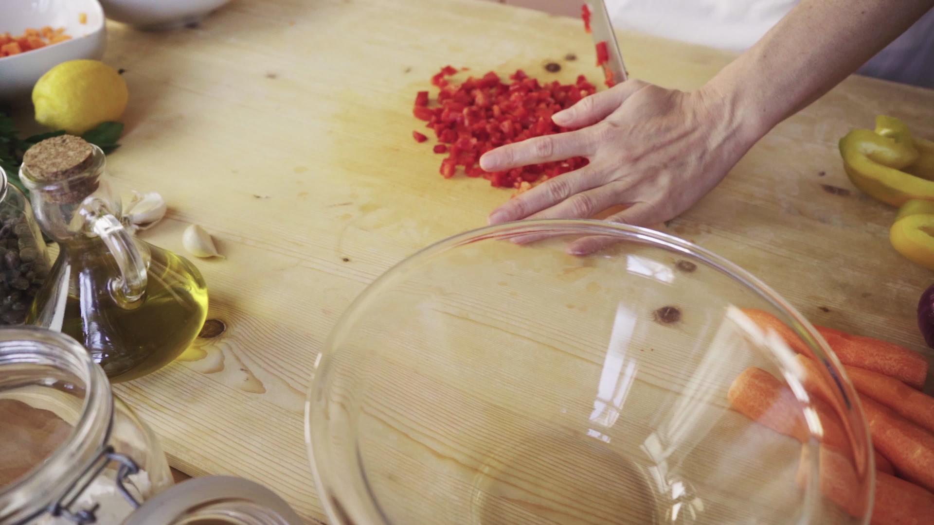 一位年轻的女厨师在家里用红辣椒做饭视频的预览图