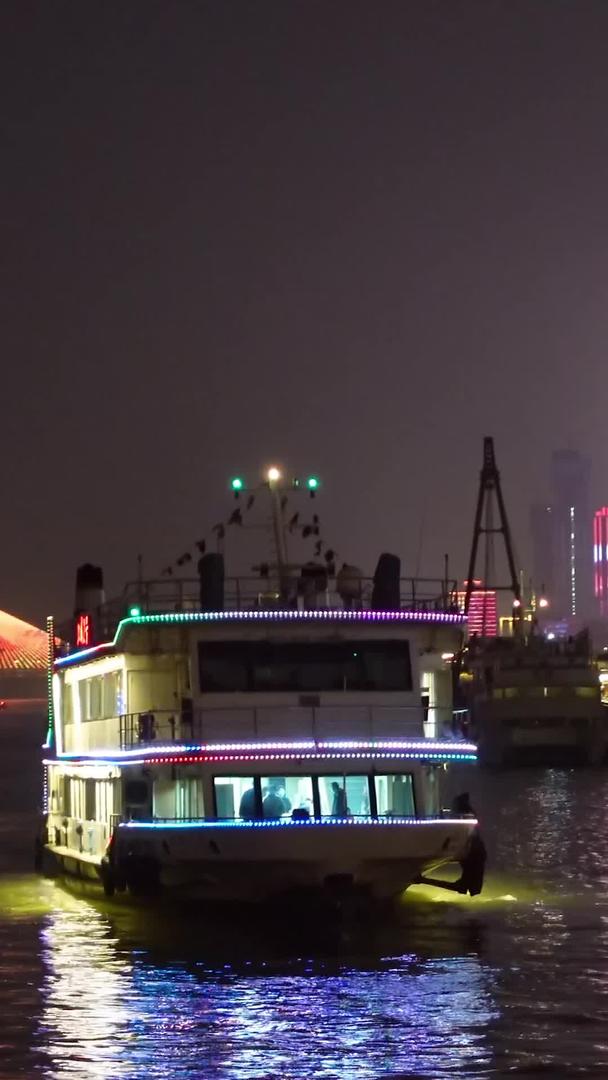 航拍城市夜景灯光秀长江游船素材视频的预览图