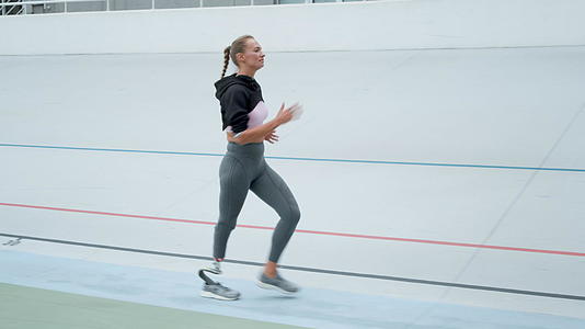 女运动员在赛场上跑步视频的预览图