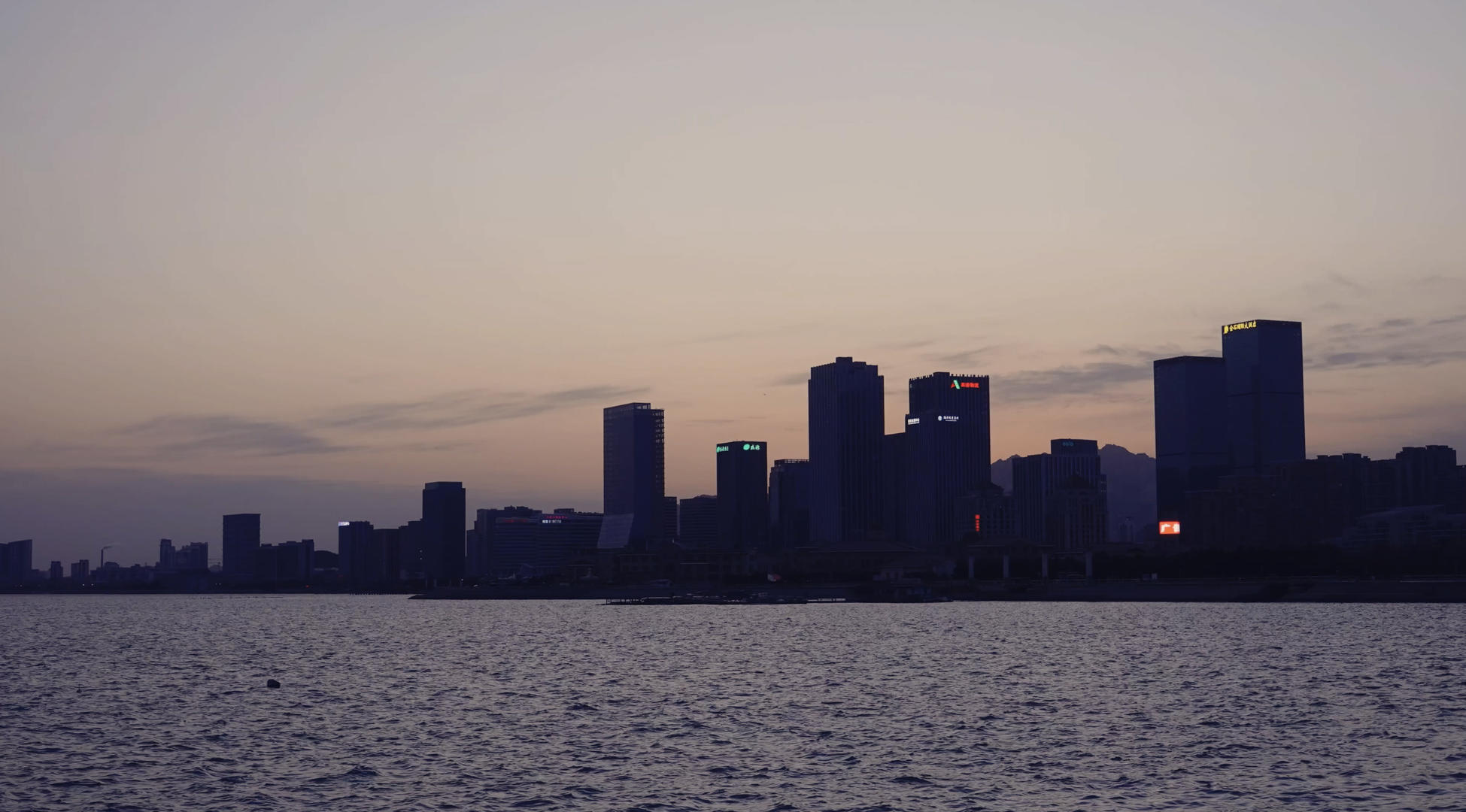 海滨城市夜景延时摄影4K视频视频的预览图