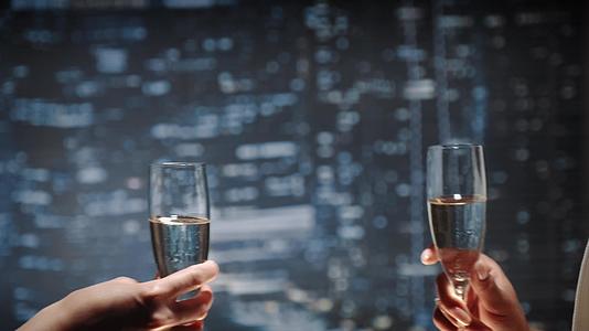 两只手紧紧地握着香槟欢呼声响起然后喝酒视频的预览图