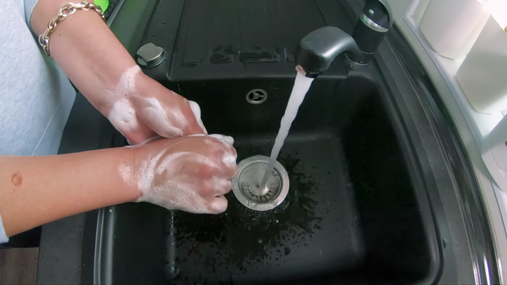 最好的方法是洗手的女人科罗纳冲洗干净的水擦洗肥皂视频的预览图
