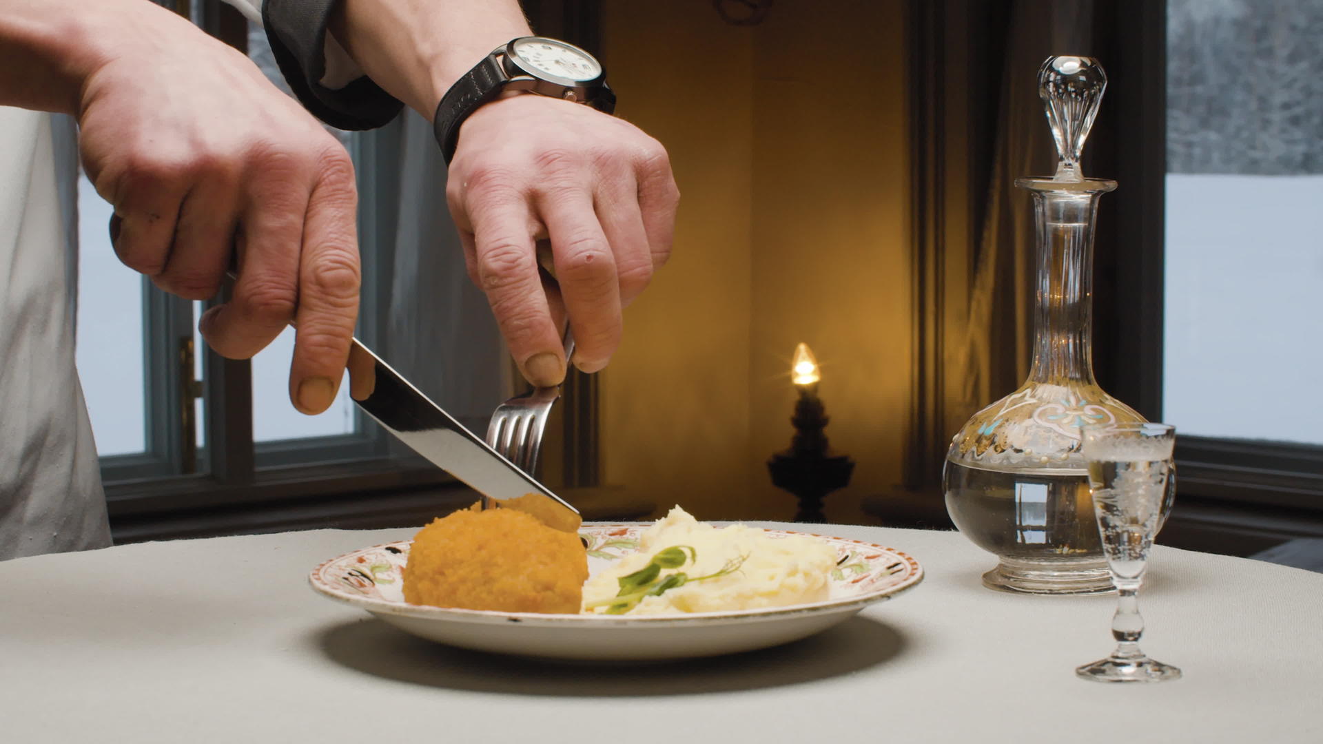 厨师的手切小餐刀视频的预览图