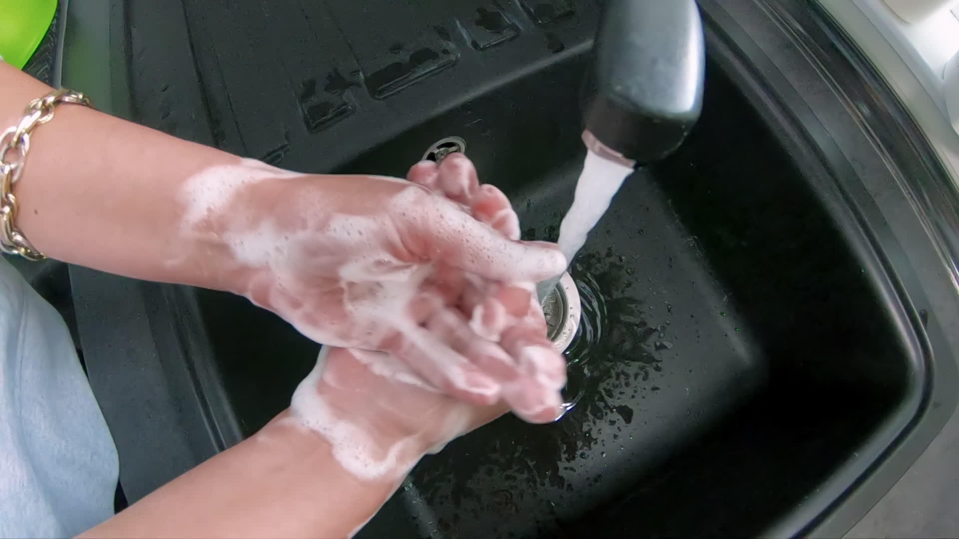 在家用肥皂和热水洗手视频的预览图