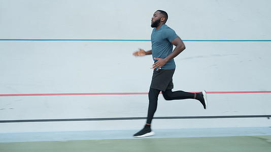 在体育场慢跑的非裔美国人视频的预览图