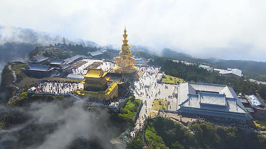 4k航拍峨眉山顶十面佛像和金顶寺庙视频的预览图