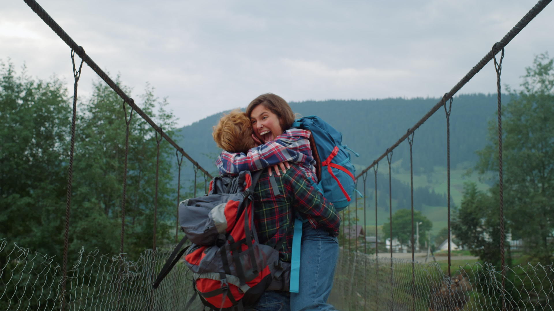 背包客夫妇在山里拥抱在一起视频的预览图