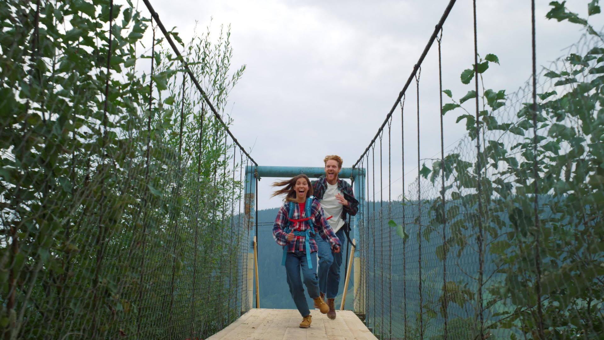 有趣的夫妇在山河桥上自然奔跑视频的预览图