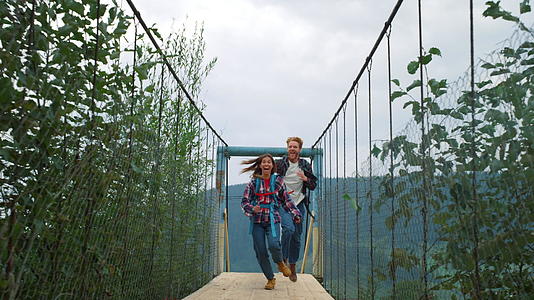 有趣的夫妇在山河桥上自然奔跑视频的预览图
