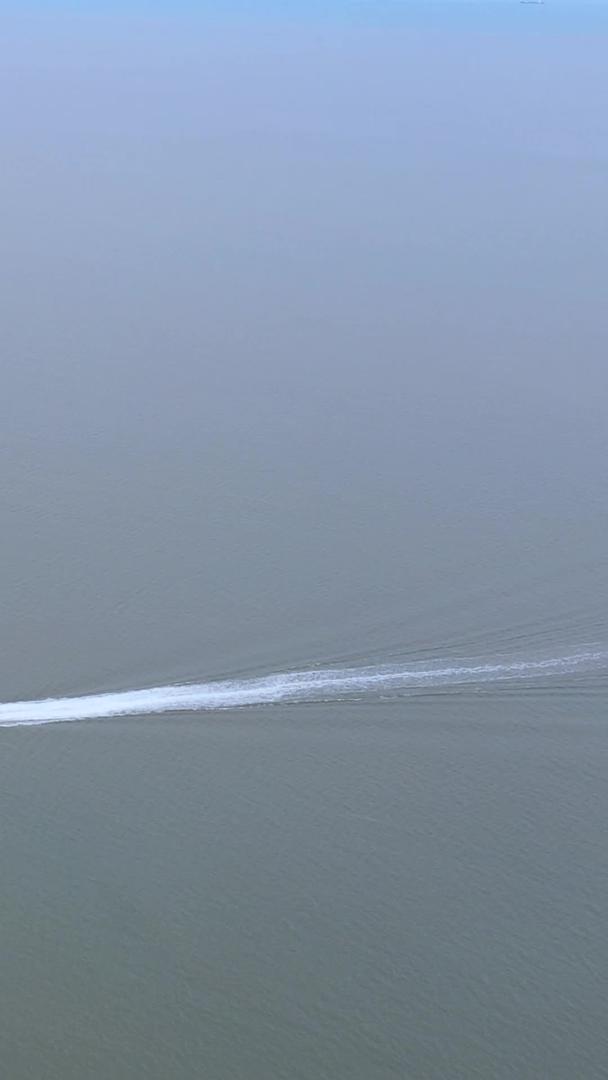客轮游轮在航拍大海中行驶的材料视频的预览图
