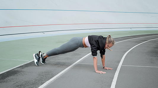 有假肢的女运动员在体育场做瑜伽视频的预览图