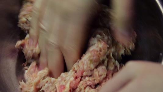 女人的手为烤肉准备了碎肉视频的预览图