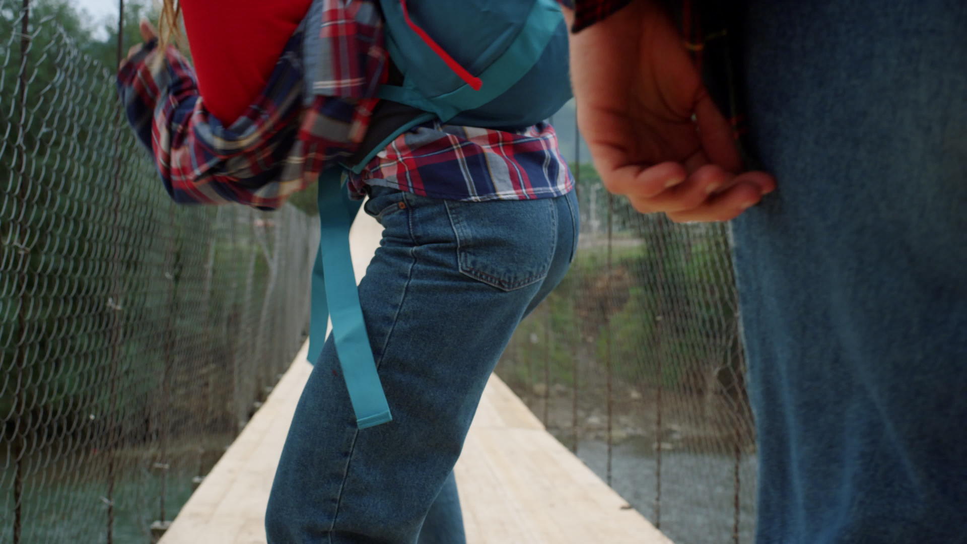 旅行者在山桥上共舞视频的预览图
