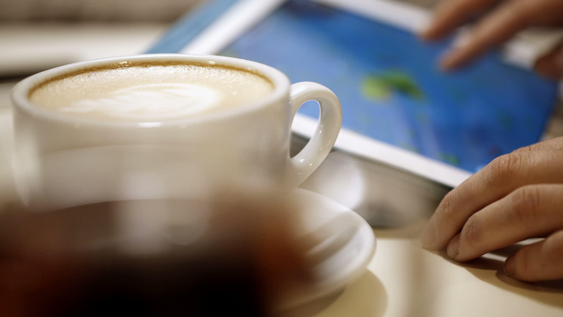女性在咖啡休息期间使用触摸垫视频的预览图