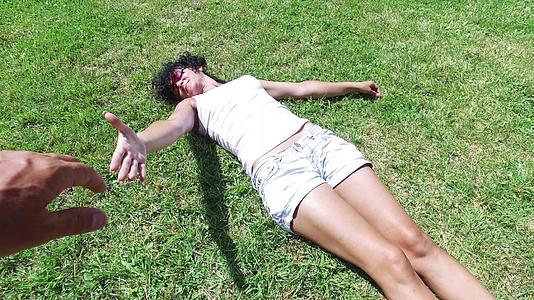 男人向一个躺在草地上的漂亮女人伸出手视频的预览图